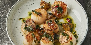 Beitragsbild des Blogbeitrags Tischgrill Kochbuch – Jakobsmuscheln mit Salsa Verde