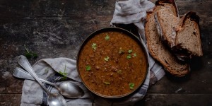 Beitragsbild des Blogbeitrags Herzhafte Linsensuppe