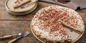 Beitragsbild des Blogbeitrags No bake Banoffee Pie mit Sauerrahmcreme