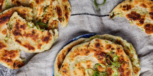 Beitragsbild des Blogbeitrags Chinesische Jungzwiebel Pancakes – Cong you bing 蔥油餅
