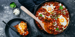 Beitragsbild des Blogbeitrags Harissa-Shakshuka mit Salsiccia 