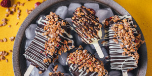 Beitragsbild des Blogbeitrags Himbeer-Vanille Eis am Stiel mit Crunchy Love