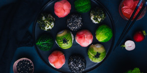 Beitragsbild des Blogbeitrags Bunte gefüllte Reisbällchen