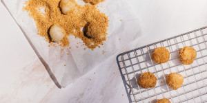 Beitragsbild des Blogbeitrags Erdnuss-Sesam Muah Chee (Mochi) 麻糍