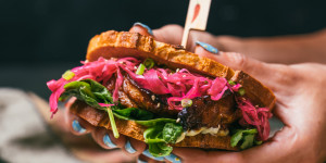 Beitragsbild des Blogbeitrags Chicken Sandwich mit eingelegtem Rotkraut 