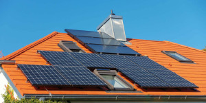 Beitragsbild des Blogbeitrags Solardachziegel vs. Photovoltaik Anlage 