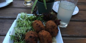 Beitragsbild des Blogbeitrags Eine Wiener Rarität: Gebackenes Gulasch beim Heidinger