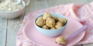 Beitragsbild des Blogbeitrags {Rezept} Vegane, gebackene Bananenbällchen