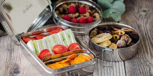 Beitragsbild des Blogbeitrags Vegane Snackideen to go für Kinder | Gewinnspiel Ecobrotbox | Werbung