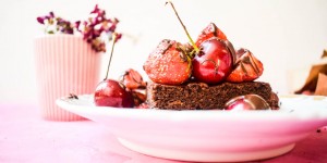 Beitragsbild des Blogbeitrags {Food} Schokobrownie mit Kirschen und Erdbeeren