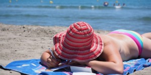 Beitragsbild des Blogbeitrags {Lifestyle} Der Bücherwurm am Meer – Strandlektüre Sommer 2017 