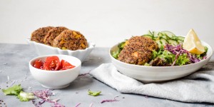 Beitragsbild des Blogbeitrags {Food} glutenfreie Butternuss Quinoa Laibchen auf knackigem Salat