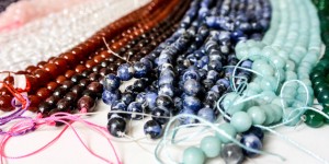 Beitragsbild des Blogbeitrags {Yoga&Sports} HowTo Mala Knüpfen – mit Jai Jewellery Berlin