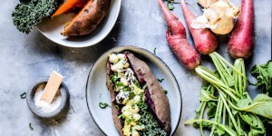 Beitragsbild des Blogbeitrags {Food} lauwarmer Kichererbsen Salat mit Avocado Mayo in der Süsskartoffel