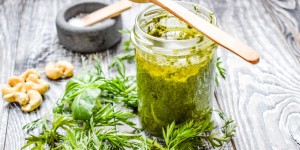 Beitragsbild des Blogbeitrags {Food} veganes Pesto aus Karottengrün