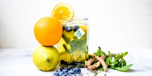 Beitragsbild des Blogbeitrags {Drink} Golden Goddess – Sommerdrink mit Vegi Sue