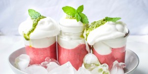 Beitragsbild des Blogbeitrags {Food} Fluffy vegan Frozen Yoghurt mit Beeren und Minzpesto 