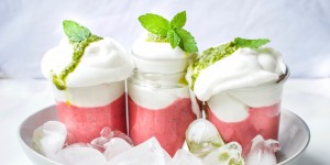 Beitragsbild des Blogbeitrags {Food} Fluffy vegan Frozen Yoghurt mit Beeren und Minzpesto