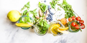 Beitragsbild des Blogbeitrags {Drink} Easy Mango-Basil Smash – Sommerdrink mit Vegi Sue 