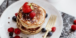 Beitragsbild des Blogbeitrags Gluten-Free Coconut Banana Pancakes 