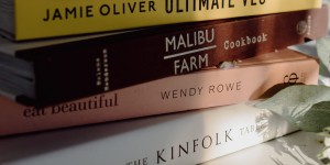 Beitragsbild des Blogbeitrags Dished Up: Cookbooks I Am Currently Inspired By