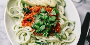 Beitragsbild des Blogbeitrags Zucchini Pasta mit cremiger Avocado Sauce und Chavroux Ziegenkäse 