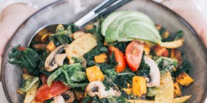 Beitragsbild des Blogbeitrags Winter Kale Salad mit Honig Senf Dressing 