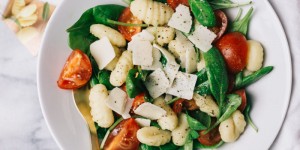Beitragsbild des Blogbeitrags Gnocchi mit Babyspinat, Tomaten und Parmesan | Fünf Minuten Gericht für die hektische Vorweihnachtszeit 