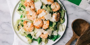 Beitragsbild des Blogbeitrags Einfach leicht durch die Feiertage: Grünes Gemüse mit Kopfsalat und Garnelen