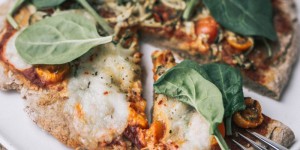 Beitragsbild des Blogbeitrags Dinkelpizza mit Zoodles Belag 