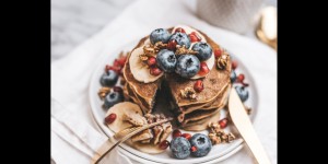 Beitragsbild des Blogbeitrags Vegan Blueberry Protein Pancakes
