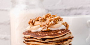 Beitragsbild des Blogbeitrags Pancakes mit crunchy Peanut Topping-mein knackiger Mr.Tom Moment