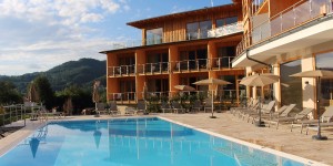 Beitragsbild des Blogbeitrags Erholung durch die Kraft der Natur – Vollholzhotel Molzbachhof