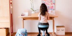 Beitragsbild des Blogbeitrags So gelingt Homeschooling mit Volksschulkindern – 7 einfache Tipps