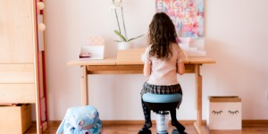 Beitragsbild des Blogbeitrags So gelingt Homeschooling mit Volksschulkindern – 7 einfache Tipps 