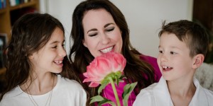 Beitragsbild des Blogbeitrags 15 wichtige Sätze, damit sich euer Kind geliebt fühlt -Mamapsychologie 