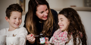 Beitragsbild des Blogbeitrags Was in unserer Familienapotheke nicht fehlen darf - Hustensaft