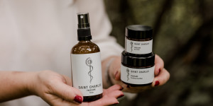 Beitragsbild des Blogbeitrags Naturkosmetik aus europäischen Heilkräutern von Saint Charles