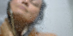 Beitragsbild des Blogbeitrags Vitiligo (Weißfleckenkrankheit) – wie die Naturheilkunde helfen kann