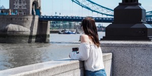 Beitragsbild des Blogbeitrags Bist du wirklich geflogen? | Ripped Jeans Outfit