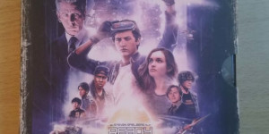 Beitragsbild des Blogbeitrags Review: Ready Player One Collectors Edition im VHS Style 