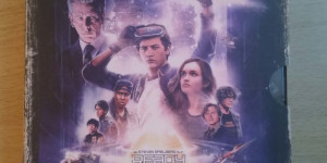 Beitragsbild des Blogbeitrags Review: Ready Player One Collectors Edition im VHS Style