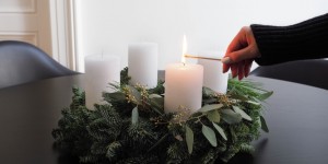 Beitragsbild des Blogbeitrags SCHLICHTER ADVENTSKRANZ AUS TANNE, EUKALYPTUS UND KIEFER / SIMPLE ADVENT WREATH MADE OF FIR, EUCALYPTUS AND PINE