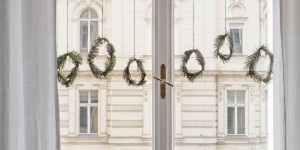 Beitragsbild des Blogbeitrags Simple Christmas Decoration – Mini-Kränze aus Tanne