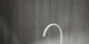 Beitragsbild des Blogbeitrags Schwarz, Weiß & Messing: Die schönsten Armaturen für’s Bad