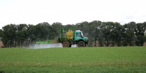 Beitragsbild des Blogbeitrags :: Lust und Leid in der Landwirtschaft – eine kurze Geschichte des Spritzens und Sprühens