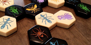 Beitragsbild des Blogbeitrags Rezension: “Hive” oder the Game of (Bee) Thrones