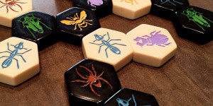 Beitragsbild des Blogbeitrags :: Rezension: “Hive” oder the Game of (Bee) Thrones