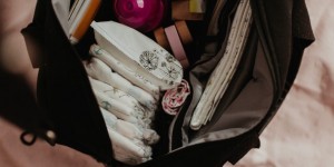 Beitragsbild des Blogbeitrags Diaper Bag Essentials – Was befindet sich in unserer Wickeltasche? 