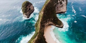 Beitragsbild des Blogbeitrags Kelingking Beach – der bekannteste Viewpoint in Nusa Penida aka T-Rex